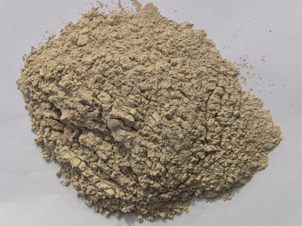 礬土性質(zhì) 礬土主要成分是氧化鋁，為煉鋁和耐火材料的主要原料。白色或灰白色，因含鐵而呈褐黃或淺紅色。密度3.45g/cm3，硬度1～3，不透明，質(zhì)脆。極難熔化，不溶于水，能溶于硫酸、氫氧化鈉溶液。 地區(qū)分布 中國鋁土礦資源比較豐富，在全國18個省、自治區(qū)、直轄市已查明鋁土礦產(chǎn)地205處，其中大型產(chǎn)地72處（不包括臺灣），主要分布在山西、山東、河北、河南、貴州、四川、廣西、遼寧、湖南等地。 投資前景 1.可用于煉鋁工業(yè)。用于國防、航空、汽車、電器、化工、日常生活用品等。 2.可用于精密鑄造。礬土熟料加工成細粉做成鑄模后精鑄。用于軍工、航天、通訊、儀表、機械及醫(yī)療器械部門。 3.可用于耐火制品。高鋁礬土熟料耐火度高達1780℃，化學穩(wěn)定性強、物理性能良好。 4.硅酸鋁耐火纖維。用于鋼鐵、有色冶金、電子、石油、化工、宇航、原子能、國防等多種工業(yè)，消防人員可用耐火纖維布做成衣服。 5.制造礬土水泥、研磨材料、陶瓷工業(yè)以及化學工業(yè)可制鋁的各種化合物。 鋁礬土磨粉制備 鋁礬土粉是選用煅燒過的熟鋁礬土礦石用雷蒙磨加工制成的細粉，粒度通常為100目-325目，在耐火材料行業(yè)得到了廣泛的應用。通常加工的流程為先經(jīng)顎式破碎機進行破碎，然后篩分進入鋁礬土雷蒙磨或鋁礬土超細磨粉機中，進行鋁礬土粉制備，使其應用更加廣泛。